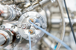 Foto von einem silber glänzenden mechanischen Getriebe.