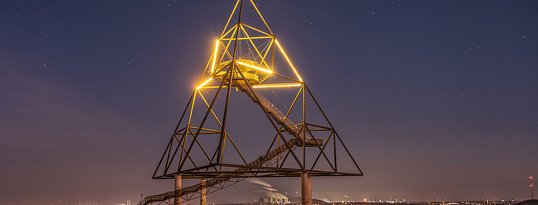 Landmarke "Tetraeder" bei Nacht
