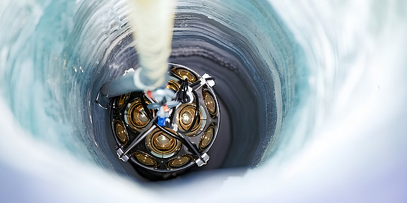 The photo shows how the glass ball is lowered into the borehole.