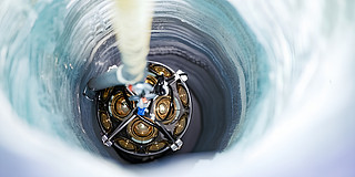 The photo shows how the glass ball is lowered into the borehole.