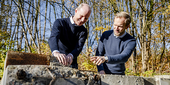 Photo: Researchers Peter Mark and David Sanio are inspecting a concrete component.