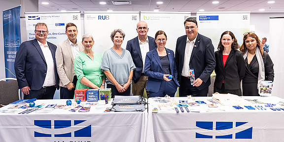 A large delegation from the three Ruhr universities at a trade show booth