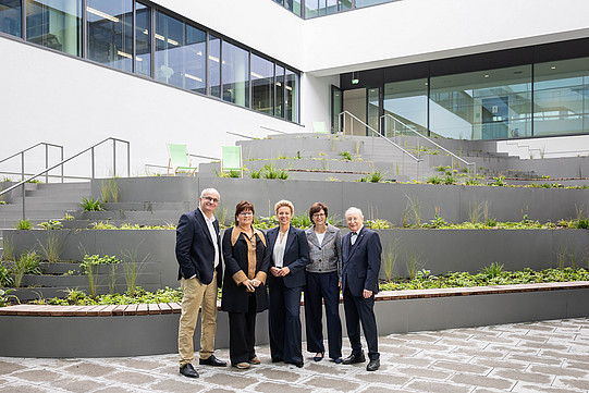 Group photo in the courtyard of the new building: (from left) Prof. Dr. Manfred Bayer, Gabriele Willems, Ina Brandes, Prof. Gabriele Sadowski
