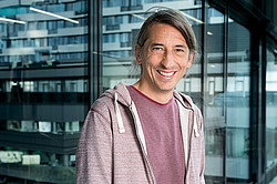 Photo: A portrait of Eike Kitz