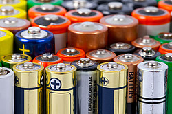 Foto: Mehrere Batterien stehen aufgestellt neben- und hintereinander. 