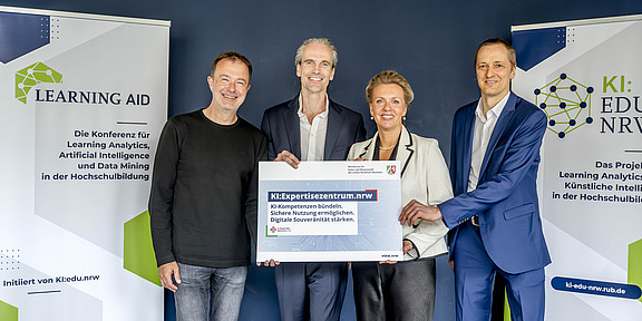 Photo: Science Minister Ina Brandes presents the funding decision to Dr. Peter Salden, Martin Bovermann, and Professor Malte Persike, team leads of the KI:Expertisezentrum.nrw.