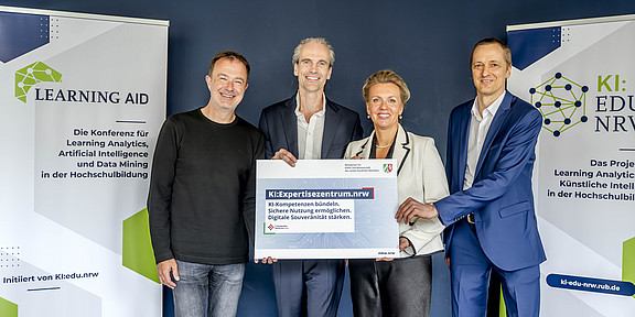 Photo: Science Minister Ina Brandes presents the funding decision to Dr. Peter Salden, Martin Bovermann, and Professor Malte Persike, team leads of the KI:Expertisezentrum.nrw.