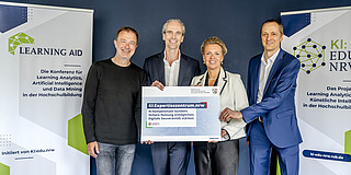 Photo: Science Minister Ina Brandes presents the funding decision to Dr. Peter Salden, Martin Bovermann, and Professor Malte Persike, team leads of the KI:Expertisezentrum.nrw.