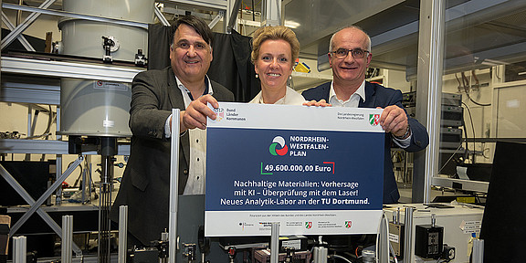 Group photo in the laboratory with Minister Ina Brandes and the university presidents, Prof. Martin Paul and Prof. Manfred Bayer.