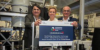 Group photo in the laboratory with Minister Ina Brandes and the university presidents, Prof. Martin Paul and Prof. Manfred Bayer.