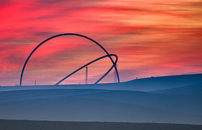 Skulptur auf der Halde Hoheward in Recklinghausen/Herten, Abenddämmerung