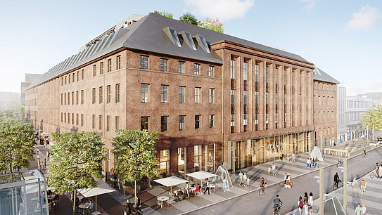 Außenansicht eines großen, sanierten Gebäudes älteren Baujahrs, im Vordergrund Menschen