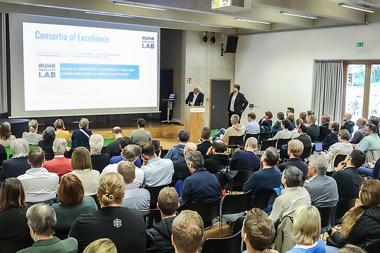 Photo: At the International Meeting Center, 150 members of TU Dortmund University listen to a lecture by Rector Prof. Manfred Bayer and his Bochum colleague Prof. Martin Paul on the Excellence Strategy.