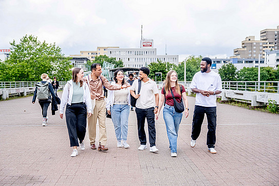 Group of international students walking together across the campus of Ruhr University Bochum